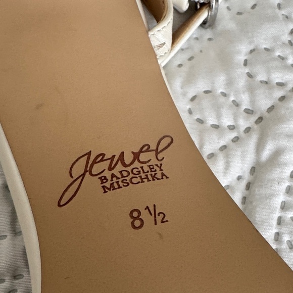 Elegant White Heeled Sandals with Bow Accent - Picture 5 of 8